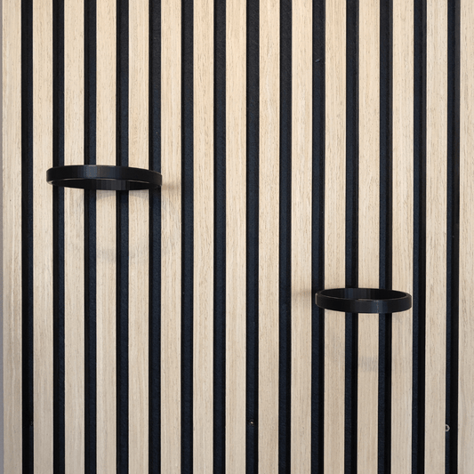 Zwei schwarze 3D-gedruckte Pflanzenhalter-Ringe aus PLA für Akustikpaneele in den Größen 9 cm und 12 cm. Kompatibel mit IKEA FEJKA Töpfen, stabile Montage ohne Bohren.