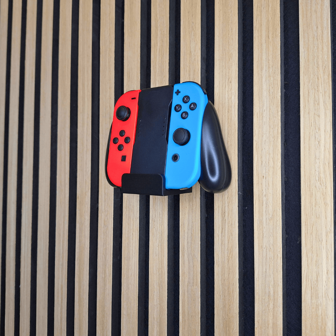 Halterung mit Nintendo Switch Controller rot und blau