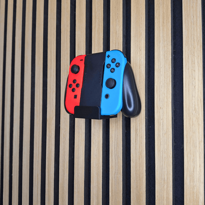 Halterung mit Nintendo Switch Controller rot und blau