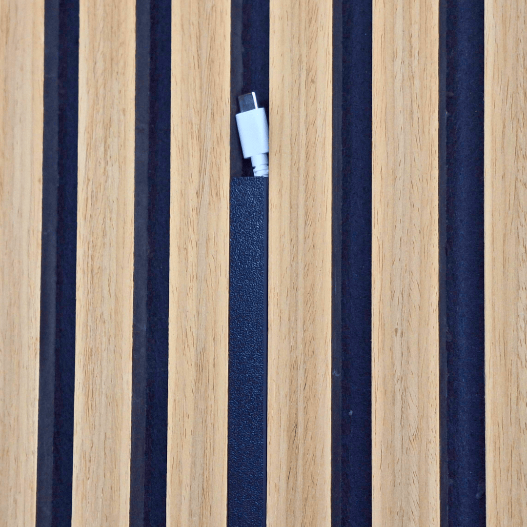 Versteckte Kabel im Akustikpaneel – Sauberes Ergebnis mit schwarzem Kabelkanal