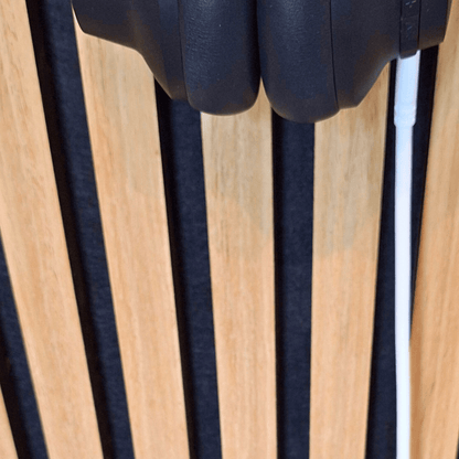 Vorher: Kopfhörer-Ladekabel liegt unordentlich auf dem Akustikpaneel ohne Kabelabdeckung