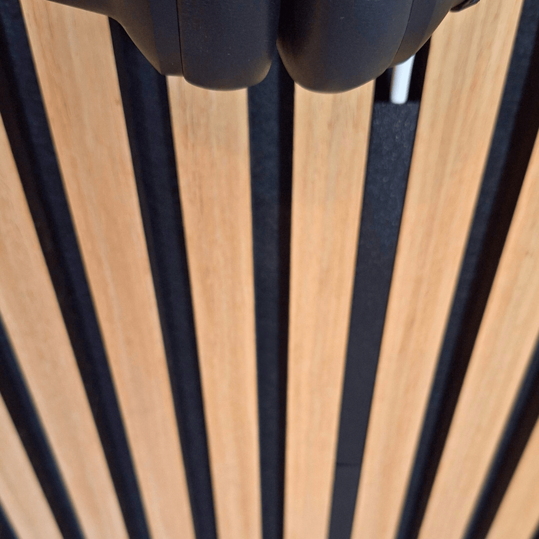 Nachher: Kopfhörer laden an der Akustikwand mit unsichtbarer Kabelführung durch den Kabelkanal