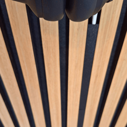 Nachher: Kopfhörer laden an der Akustikwand mit unsichtbarer Kabelführung durch den Kabelkanal