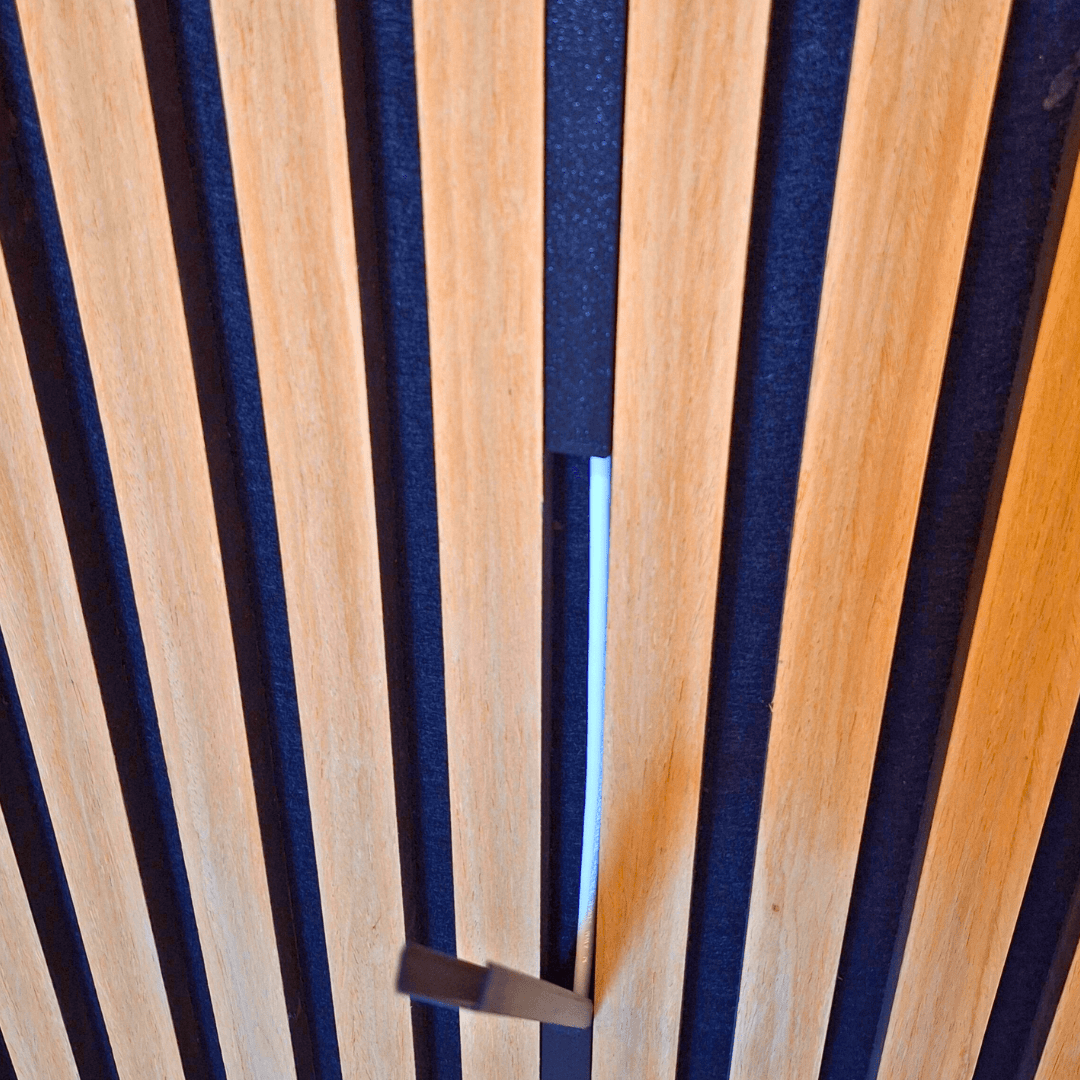 Funktionsweise der Kabelabdeckung: Click-System fixiert das Kabel sicher in der Fuge des Akustikpaneels